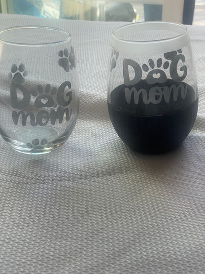 Etched Dog Mom Wine Glass
