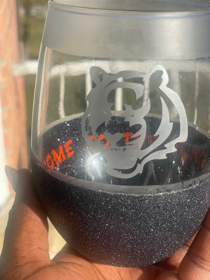 Etched Bengals Peek a Boo Wine Glass